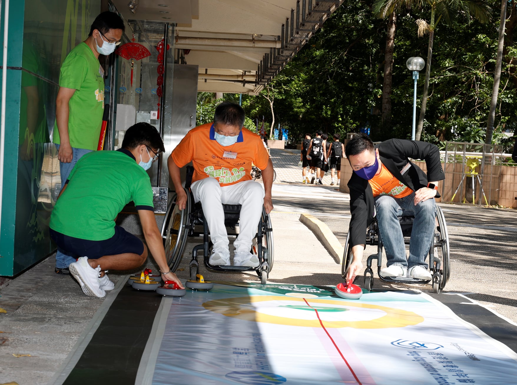 平等機會委員會主席朱敏健與民政事務局局長徐英偉在香港傷殘青年協會舉辦的傷健共融活動中參與了傷健共融運動體驗活動，以了解殘疾人士在日常參與運動時面對的困難和挑戰。